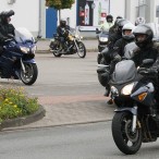 Links Thomas Gans auf seinem Motorrad lässt die Teilnehmer vorausfahren. 