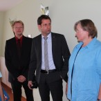 Leiterin Renate Springborn-Aschoff zeigt einige Wohnbeispiele, vlnr: Jenny Lies, Dr. Thomas Gans, Olaf Lies, Renate Springborn-Aschoff
