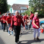 Der SPD Ortsverein beim MTV-Festzug, im Hintergrund der Festwagen.