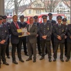 Das Stadtkommando mit Gans und Pistorius. Im Hintergrund sieht man zwei Feuerwehrfahrzeuge, die dekorativ hinter der Scheibe parkten. Ganz rechts Kreistagsabgeordnete Barbara Rien.