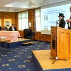 Alle Redner wurden von zwei jungen Schornsteinfegern umrahmt.