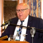Präsident Oswald Wilhelm. Dieser informierte Thomas Gans, dass der Schornsteinfeger auch kommen muss, wenn es keinen Schornstein gibt – zur Kontrolle der Lüftung des Niedrigenergiehauses