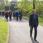 Vor der Sitzung ging es in den Kurpark zur Bescheidübergabe. Vorne die Samtgemeindebürgermeister Harald Dietzmann (Bad Grund) und Rolf Hellwig (Hattorf).