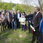 Voller Stolz präsentiert Dr. Thomas Gans die Dokumentation zur Förderung. Rechts neben ihm die 1. Kreisrätin Christel Wemheuer, links LAG-Vorsitzender Frank Uhlenhaut. 