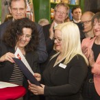 Die Ministerin überreicht den Preis an "Buchwichtel" Susanne Kinne