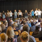 Schülerinnen und Schüler des 6. Jahrgangs traten als Chor auf.