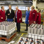 Im Werk II: Uwe Fuchs (dunkle Jacke) erläutert die Produktionsabläufe