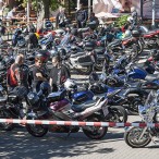 Deutlich mehr als 200 Maschinen auf dem Rewe-Parkplatz vor dem Start.              -----   Fotos: K.H.Bleß