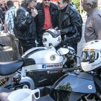 Matthias Schmidt (l.) erläutert die Vorzüge eines E-Bikes. In der Mitte Thomas Gans, rechts Georg Mäder.