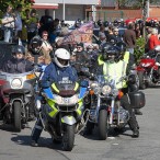 Start: Die Polizei fährt voran und sichert durch kurzfristiges Sperren die große Gruppe.