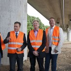 Günter Hartkens, Thomas Oppermann, Dr. Thomas Gans und Ingo Fiedler im Gespräch unter der neuen Winkeltalbrücke.