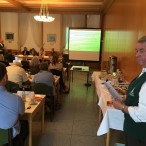 Die Vertreter des Harzklubs (vorne rechts: Karl-Heinz Trüter, hinten links: Peter Laumann und Klaus Wiedemann) bei ihrer Präsentation für den Bismarckturm