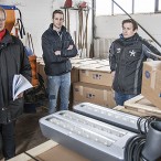 2 verschiedene LED-Lampenköpfe vor Bürgermeister und zwei Mitarbeitern der Firma Gensmann: Die für Nebenstraßen vorgesehene Leuchte mit einem Streifen LED-Leuchtmitteln soll nur 21 Watt verbrauchen. Die Doppelreihe für Hauptstraßen 42 Watt. - Foto: Bleß