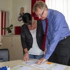 Erklärte dem Bürgermeister das Konzept: Diana Benneckenstein (l.)  --  Fotos: K.H.Bleß