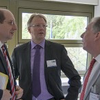 Landesbeauftragter Matthias Wunderling-Weilbier und Thomas Gans im Gespräch mit Michael Buckup aus der Niedersächsischen Staatskanzlei
