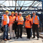 Auf der Odertalbrücke vor dem Schalwagen, vlnr: Jürgen Leuchtmann, Dr. Thomas Gans, Ingo Fiedler, Thomas Oppermann, Gudrun Teyke, Klaus Müller, Günter Hartkens