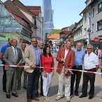 Wiedereröffnung der Hauptstraße: v.l. Florian Mangold (verdeckt), Peter Münch, Rainer Eckstein, Casten Kröger, Gido Kröger, Cornelia Mangold, Dr. Thomas Gans mit Schere, Holger Thiesmeyer, Bauunternehmer Gerhard Bode und Thomas Hunold  - Foto: K.H.Bleß