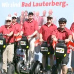 Die mitfahrenden Kandidaten vor ihrem Gruppenbild mit ihren Segways