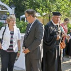 Kultusministerin Frauke Heiligenstadt im Gespräch mit dem SPD-Bundestagsfraktionsvorsitzenden Thomas Oppermann. Rechts geht Pastor Helmut Sassenberg als Pfarrer Sebastian Kneipp verkleidet und ganz rechts Erik Cziesla