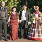 In "historischen" Kostümen: Thomas Gans, Gudrun Teyke, Erik Cziesla und Barbara Rien -- Fotos: K.H.Bleß
