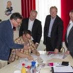 Holger Detlefsen (Telekom), Dirk Müller (Stadt Bad Lauterberg), Alexander Kruppa (Telekom) Dr. Thomas Gans (Bürgermeister) und Dieter Schulz (Telekom).  ---- Foto: Bleß