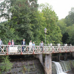 Das letzte Mal auf der Scholmwehrbrücke vor der Sanierung: Mitglieder des Förderkreises Königshütte, Volker Puhrsch (Eigentümer Königshütte UG) und Bürgermeister Dr.Thomas Gans