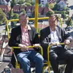 Thomas Gans und Thomas Oppermann auf dem Weg mit der Seilbahn auf dem Hausberg