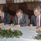 Feierliche Unterzeichung des Zukunftsvertrages. Es sieht fast so aus, als wollte der strahlende Bürgermeister beim Innenminister abschreiben. Die Freude war groß.