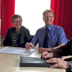Unterzeichnung des Vertrages heute im Rathaus. V.l. Leiter Fachbereich Ordnung und Soziales Andreas Bähnsch, Gerlind Gottschling, Bürgermeister Dr. Thomas Gans und Friedrich Deppe