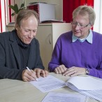 Unterschreiben die Vereinbarung über die Tätigkeit des Seniorenbeauftragten: Wolfgang Wemmer und Bürgermeister Dr. Thomas Gans