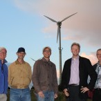 Vor einer der Windmühlen im Windpark Hattorf-Schwiegershausen