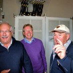 Horst Winter (r.) erklärt humorvoll die Anlage im Schaltraum.
