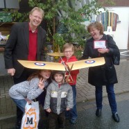 Dr. Gans mit der Gewinnerfamilie und ihrem Preis, einem Harzrundflug.
