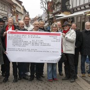 Mit dem Kontoauszug in der Hauptstraße: v.l. Gudrun Teyke, Horst Tichy, Uwe Speit, Thomas Gans, Holger Thiesmeyer, Ingo Fiedler, Hans-Joachim Frank, Jörg Karsten, Barbara Rien, Matthias Körner, Gerhard Oberländer, Erik Cziesla und Otto Eiling. - Foto Bleß