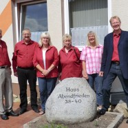 Vor dem Haus Abendfrieden, vlnr: Holger Thiesmeyer, Hans-Joachim Frank, Barbara Rien, Gudrun Teyke, Ilka Zeh, Dr. Thomas Gans