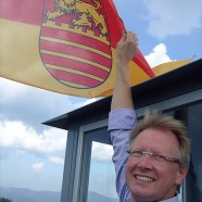 Thomas Gans auf dem Bismarckturm mit der neuen Fahne