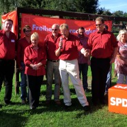 Dr. Gans (Mitte mit Mikrofon) bei der Vorstellung der SPD-Kandidaten.
