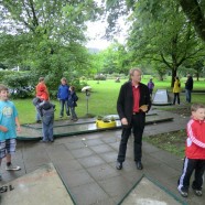 Dr. Gans beim Minigolfspielen im Rahmen der Ferienpassaktion der SPD Bad Lauterberg