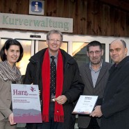 HTV-Geschäftsfüherin Carola Schmidt überreicht das Zertifikat an Thomas Gans und Frank Hartmann (Kur- und Touristikbetrieb); rechts Dirk Schatz (Landrat des Landkreises Mansfeld-Südharz)   -   Foto: Bleß