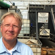 Thomas Gans vor der Trocknungsanlage in Bissingen/Bayern