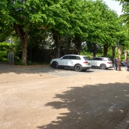 Der neugepfasterte Friedhofs-Parkplatz