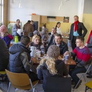 Erste Orientierung: Plötzlich stehen die beiden Besucher mitten zwischen den Flüchtlingen. - - - Fotos: Karl Heinz Bleß