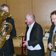 Ein Tusch zu Beginn: hinter der Tuba versteckt Thomas Gans, Veranstalter Heiner Hunke und SPD-Landtagsabgeordneter Karl Heinz Hausmann  ---- Fotos: K.H.Bleß