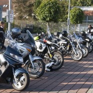 Treffpunkt war wieder der Lidl-Parkplatz an der Bahnhofstraße, wo es auch die kleine Einführung zum Kolonne-Fahren gab.  ---  Fotos: Karl Heinz Bleß
