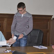 Als Gastgeschenk ein Kaffeebecher für den Bürgermeister  - - - Fotos: Karl Heinz Bleß