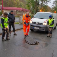 Deckel ab: In der Regel heben zwei Mitarbeiter mit einem Haken den rund 95 Kilogramm schweren Deckel zur Seite.