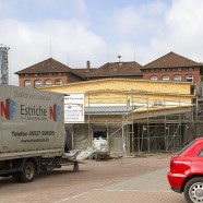 Baustelle Grundschule: Im Vordergrund die neue Mensa. Die Dämmung, die noch verputzt wird, ist noch zu sehen.  - -- - Fotos: K.H.Bleß