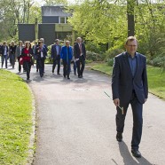 Vor der Sitzung ging es in den Kurpark zur Bescheidübergabe. Vorne die Samtgemeindebürgermeister Harald Dietzmann (Bad Grund) und Rolf Hellwig (Hattorf).