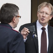 Bürgermeister Dr. Thomas Gans übergibt die Fahrzeugschlüssel offiziell an Ortsbrandmeister Bernd Wiedemann          Fotos: K.H.Bleß
