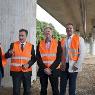 Günter Hartkens, Thomas Oppermann, Dr. Thomas Gans und Ingo Fiedler im Gespräch unter der neuen Winkeltalbrücke.